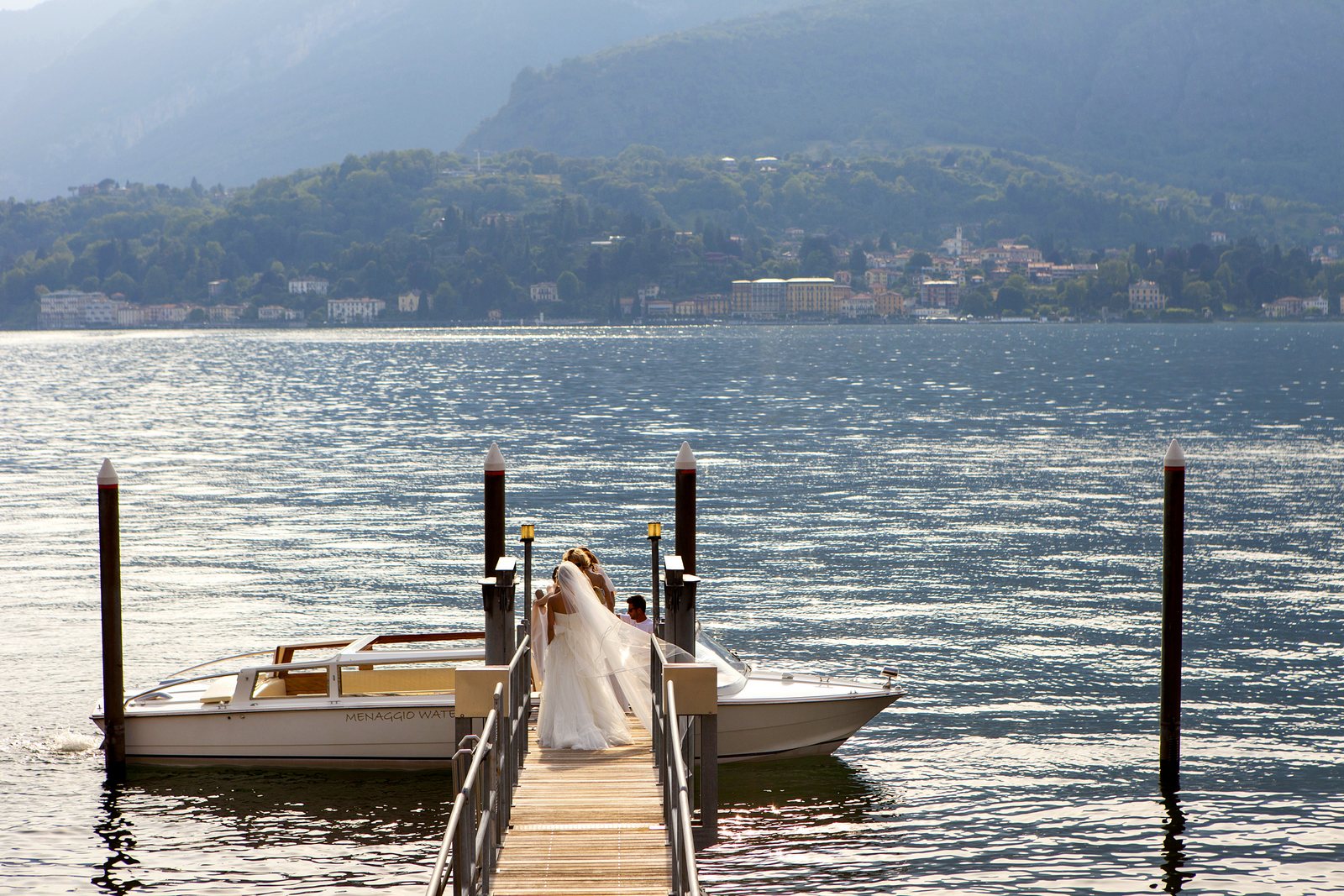 Bride takes water taxi to Villa Balbianello